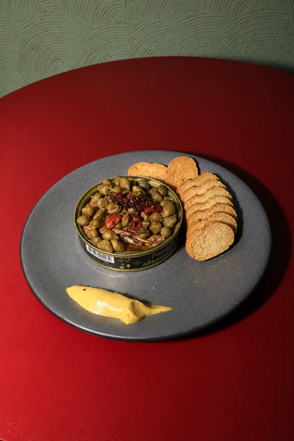 Terrina con galletas sobre plato gris y fondo rojo