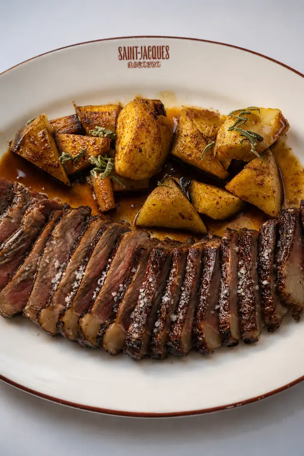Res rebanada con papas al romero, platón de Saint-Jacques