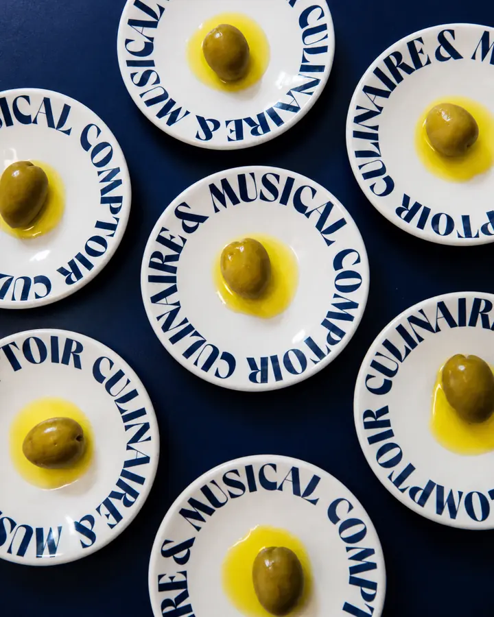 Aceitunas servidas en platos Comptoir Culinaire, vista cenital