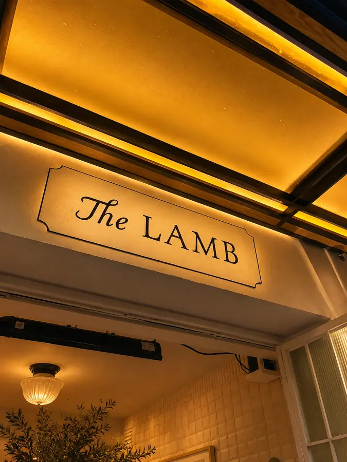 Letrero de The Lamb en el interior del restaurante