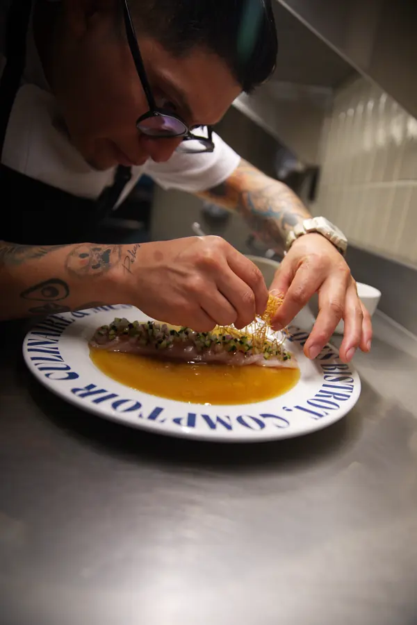 Chef terminando un plato en la cocina