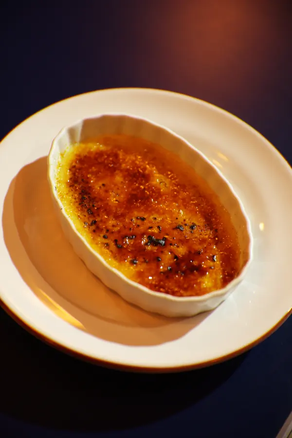 Crème brûlée con la costra recién quemada