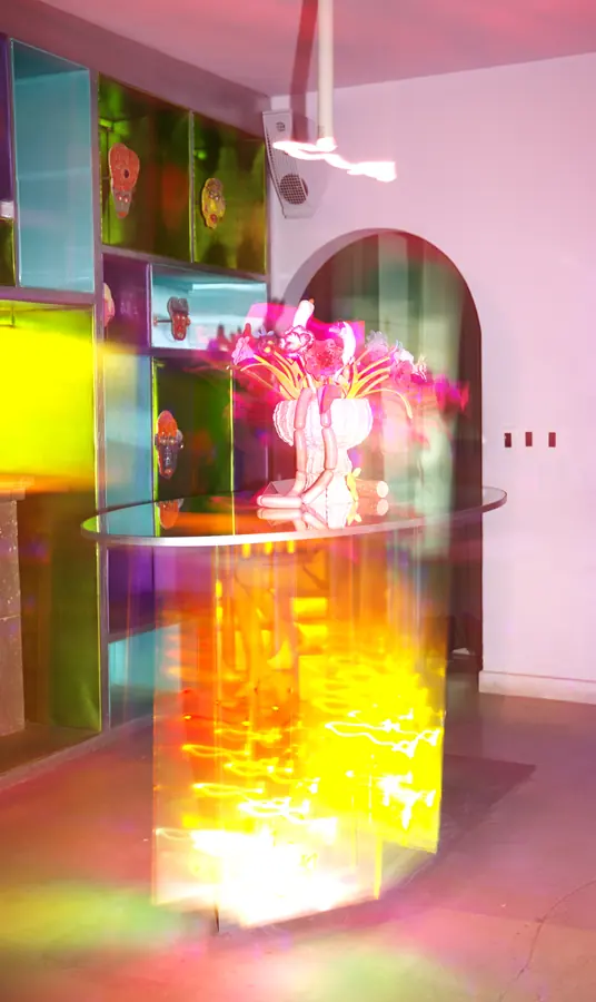 Interior del restaurante con luz de colores filtrada