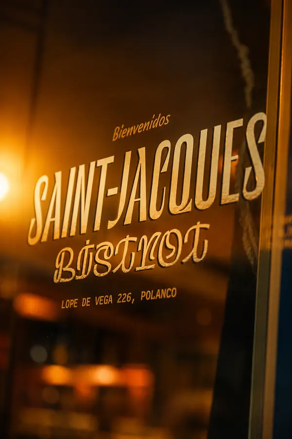 Letrero de Saint-Jacques Bistrot en Polanco, de noche