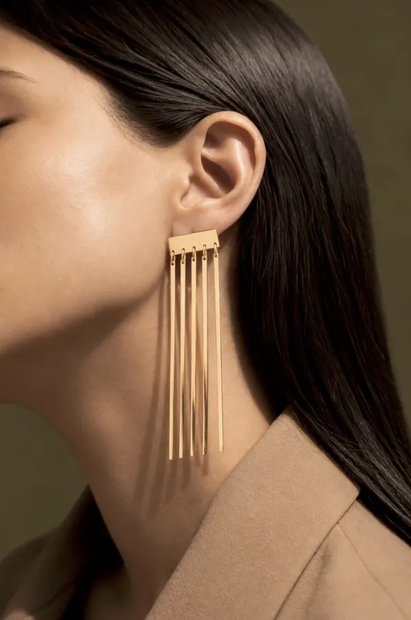 Arete dorado de flecos en modelo de perfil
