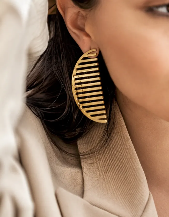 Arete dorado en forma de media luna