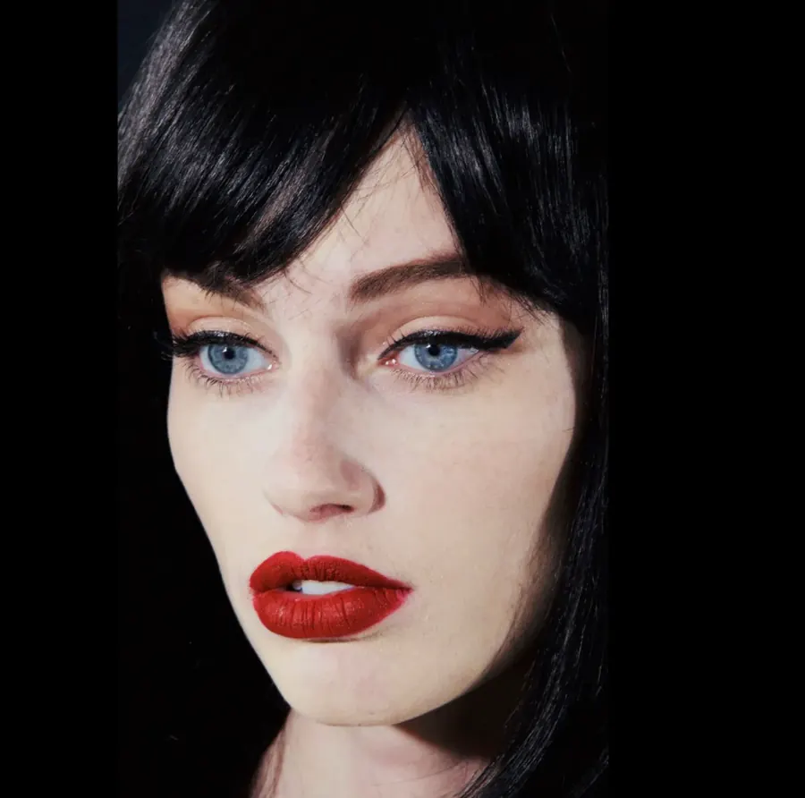 Retrato de belleza con labios rojos sobre fondo negro