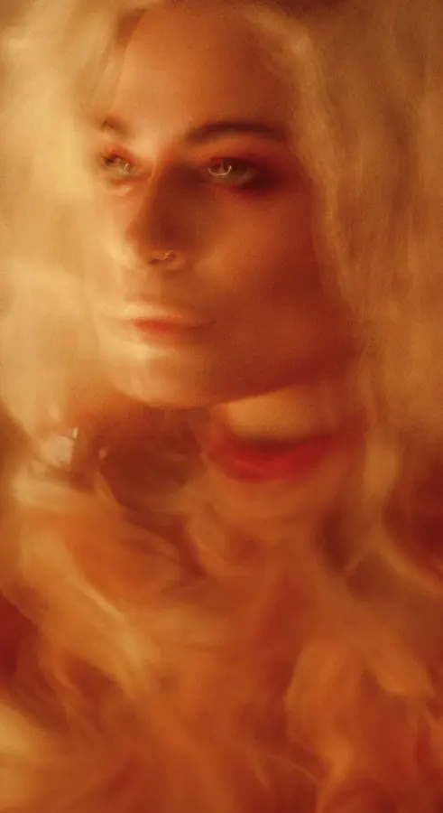 Retrato femenino difuminado en tonos naranja
